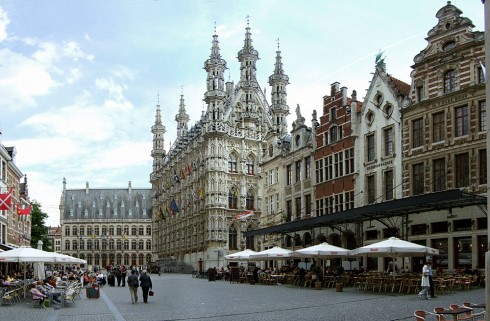 Grote Markt er et utendørsmuseum som gjør godt for alle sanser. Bygningen lengst borte på plassen er Tafelrond. Foto: © mottoth /Google Earth Grote Markt, Leuven, Flandern, Belgia