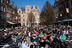 Rett rundt hjørnet for Grote Markt finner du en annen populær plass, Oude Markt. Foto: © Toerisme Leuven Oude Markt, Leuven, Flandern, Belgia
