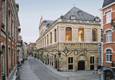 Leuvens gamle hall for kleshandel - Lakenhal - ble oppført i år 1317 i gotisk stil. Bygningen tilhører i dag byens universitet. Foto: © Toerisme Leuven Lakenhal, Leuven, Flandern, Belgia
