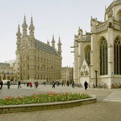 Stadthuis - rådhuset - oppført i sengotisk stil fra perioden år 1439 til 1463 dominerer Leuvens historiske bysenter. Foto: © Toerisme Leuven Stadthuis, Leuven, Flandern, Belgia