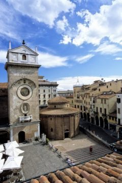 Klokketårnet ved Piazza dell'Erbe og den eldgamle kirken Rotunda di San Lorenzo. Foto: © 2008 Unesco - Mantova Sabbioneta / Nicola Romani Rotunda di San Lorenzo, Piazza dell'Erbe, Mantova, Lombardia, Nord-Italia, Italia