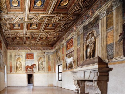 Sala dei Cavalli - hestenes sal - praktfullt og illusjonistisk malt av Giulio Romano. Foto: © guideturistichemantova.it Giulio Romano, Palazzo Te, Sala dei Cavalli, Mantova, Lombardia, Nord-Italia, Italia