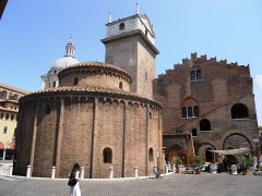 Mantovas eldgamle Rotunda di San Lorenzo ble bygd i år 1082 på fundamentene av et tidligere tempel. Foto: Sokoljan/Wikipedia Rotunda di San Lorenzo, Mantova, Lombardia, Nord-Italia, Italia