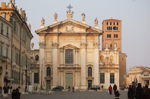 Mantovas Duomo med sin stramme marmorfasade i barokk-klassisistisk stil fra 1756-61. Foto: Zuffe/Wikipedia Duomo, Mantova, Lombardia, Nord-Italia, Italia