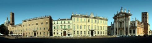 Piazza Sordello ligger i hjertet av gamlebyen - her sett med vidvinkel. Foto: © guideturistichemantova.it Piazza Sordello, Mantova, Lombardia, Nord-Italia, Italia