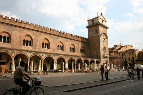 Palazzo della Ragione og klokketårnet slik du ser det når du kommer fra Piazza Broletto - under Palazzo de Podestà. Foto: AnnaZac/ Wikipedia Palazzo della Ragione, Mantova, Lombardia, Nord-Italia, Italia