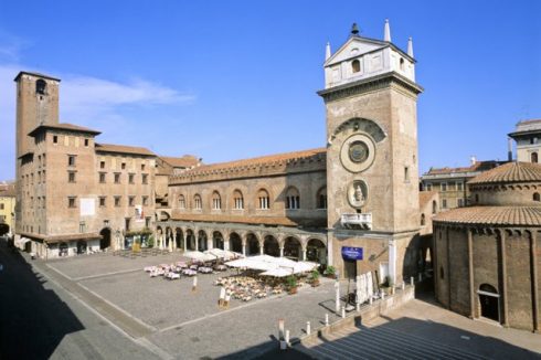 Piazza dell'Erbe med Rotunda di San Lorenzo helt til høyre, Palazzo della Ragione i midten og Palazzo del Podestà helt til venstre, med Piazza Broletto bak. Foto: © 2008 Unesco - Mantova Sabbioneta / Nicola Romani Palazzo del Podestà, Palazzo della Ragione, Rotunda di San Lorenzo, Piazza dell'Erbe, Mantova, Lombardia, Nord-Italia, Italia