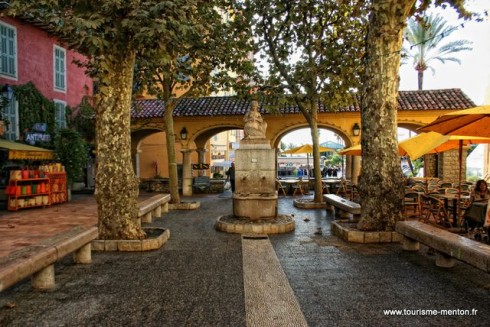 En gammel vannpost i Mentons maleriske gamleby som har sett og hørt det meste. Foto: tourisme-menton.fr gamlebyen, Menton, Alpes Maritimes, Provence, Cote d'Azur, Sør-Frankrike, Frankrike