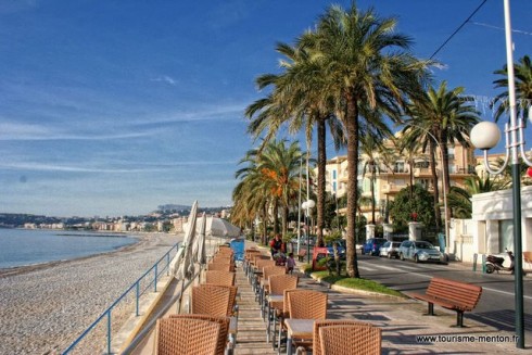 Fra den vakre strandpromenaden langs havet ved den nyere bydelen. Her ligger Musée de la Prehistoire. Foto: tourisme-menton.fr Strandpromenade, Musée de la Prehistoire, Menton, Alpes Maritimes, Provence, Cote d'Azur, Sør-Frankrike, Frankrike