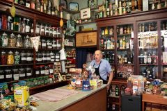 Modena har mange personlige og trivelige butikker - her Bottega di Pedrazzi i Via Albinelli. Foto: © Turismo Modena Bottega di Pedrazzi i Via Albinelli, Modena, Emilia Romagna, Nord-Italia, Italia