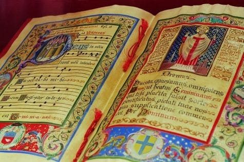 Håndskrevet og illustrert bibel fra middelalderen - fra Museo Duomo. Foto: Bruno Marchetti / Comune Modena Museo Duomo, Modena, Emilia Romagna, Nord-Italia, Italia