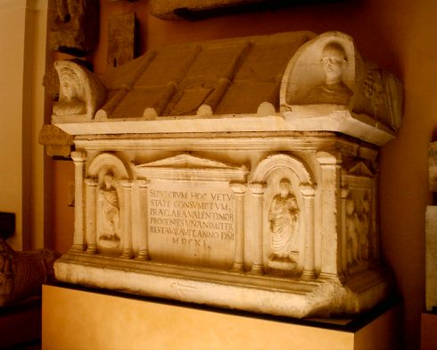 En romersk sarkofag fra gravstedet til en mektig mann i Museo Lapidario Estense. Foto: Icco80 / Wikipedia Museo Lapidario Estense, Modena, Emilia Romagna, Nord-Italia, Italia