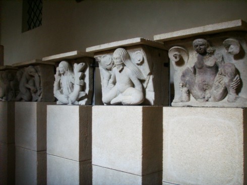 Steinblokker hugget av den såkalte Metopemesteren er utstilt i Museo del Duomo. Foto: Sailko / Wikipedia Metopemesteren, Museo del Duomo, Modena, Emilia Romagna, Nord-Italia, Italia