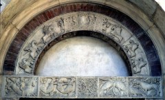 Duomo Modenas Porta della Pescheria med sagnet om kong Arthur på rundbuen. Foto: Robert Aho / Wikipedia Porta della Pescheria, kong Arthur, Duomo, Modena, Emilia Romagna, Nord-Italia, Italia