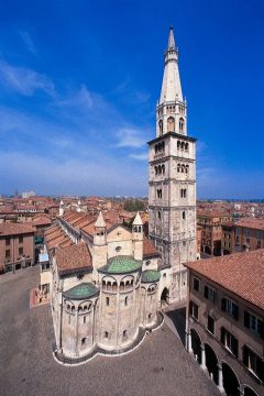 Gjennom de nederste vinduene på apsidene kan du se inn i krypten i Modenas Duomo. Foto: © Turismo Modena Piazza Duomo, Modena, Emilia Romagna, Nord-Italia, Italia