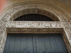Dørene til Duomo Modenas Porta dei Principi er dekorert med scener fra Geminianus' liv. Foto: Sailko / Wikipedia Porta dei Principi, Geminianus, Duomo, Modena, Emilia Romagna, Nord-Italia, Italia