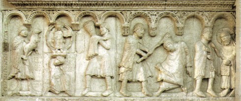 Billedhuggeren Wiligelmo har skrevet seg inn i kunsthistorien for all tid. Her er skildringen av Kains drap på sin bror Abel, ett av fire paneler på duomos vestfasade. Foto: Sailko / Wikipedia Wiligelmo, Kain Abel, Duomo, Modena, Emilia Romagna, Nord-Italia, Italia