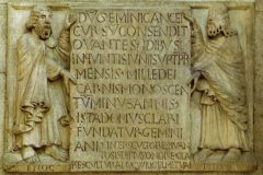 Duomo Modena - til venstre for Porta Maggiore på vestfasaden holder profetene Elias og Enok steintavlen mellom seg. Foto: Sailko / Wikipedia Porta Maggiore, Duomo, Modena, Emilia Romagna, Nord-Italia, Italia