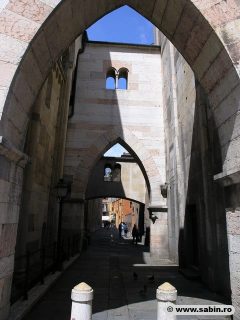 Duomo Modenas nord-fasade er tilgjengelig fra Piazza Grande via to spissbue-passasjer mellom tårnet og duomo. Foto: © www.sabin.ro Duomo Modenas nord-fasade, Modena, Emilia Romagna, Nord-Italia, Italia