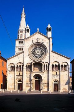 Duomo Modenas renskårne, tredelte fasade er prydet av et flott rosevindu og flere berømte relieffer. Foto: © Turismo Modena Duomo, Modena, Emilia Romagna, Nord-Italia, Italia