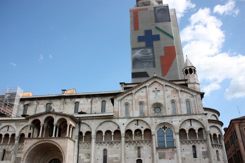 I år 2009 var det tid for vedlikehold av Duomos campanile (klokketårn) Ghirlandina - på italiensk kreativt vis... Foto: © Turismo Modena Duomos campanile, Modena, Emilia Romagna, Nord-Italia, Italia