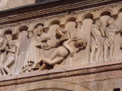 Duomo Modena - utsnitt av Wiligelmos Skapelsen av Adam og Eva - her sover Adam mens Gud skaper Eva av et av hans ribben. Foto: Sailko / Wikipedia Duomo, Wiligelmos Skapelsen av Adam og Eva, Modena, Emilia Romagna, Nord-Italia, Italia
