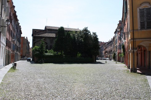 Den gamle romanske kirken Santa Maria Pomposa ligger midt på en plass, omgitt av renessanse-bebyggelse. Foto: © Turismo Modena Santa Maria Pomposa, Modena, Emilia Romagna, Nord-Italia, Italia