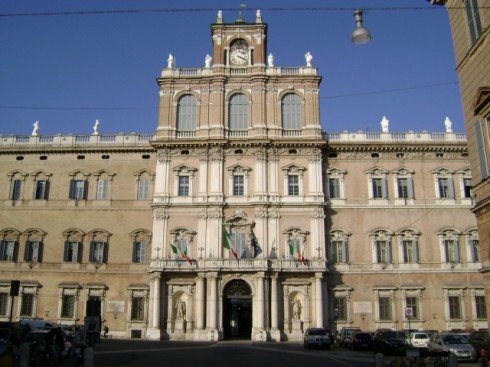 Palazzo Ducale fra år 1634 i barokk stil var residensen til hertugene d'Este, og inneholder mange kunstskatter. Foto: DoppioDi / Wikipedia Palazzo Ducale, Modena, Emilia Romagna, Nord-Italia, Italia