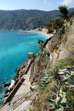 Langs Cinque Terre-kysten er stien Via dell'Amore hugget inn i fjellsiden - her ved Monterosso al Mare Monterosso al Mare , Cinque Terre, Liguria, Nord-Italia, Italia