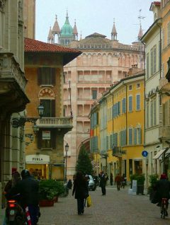 Via Pisacane rett ved Piazza del Duomo - Battisteria i rosa Verona-marmor rett frem. Foto: © Milla Mariani /Comune di Parma Via Pisacane rett ved Piazza del Duomo, Parma, Emilia Romagna, Nord-Italia, Italia