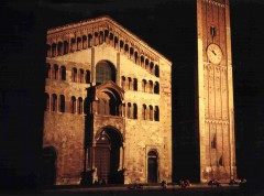 Legg merke til den plastiske effekten som arkedene på fasaden gir. Foto: Guiseppe Gabelli / Wikipedia fasade, duomo, Parma, Emilia Romagna, Nord-Italia, Italia