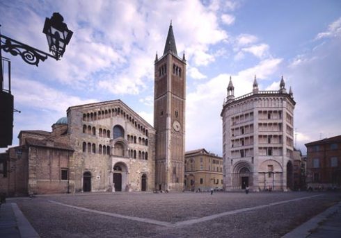 Piazza del Duomo - et ganske overbevisende eksempel på et katedralkompleks i romansk stil. Foto: Turismo Parma Piazza del Duomo, Parma, Emilia Romagna, Nord-Italia, Italia