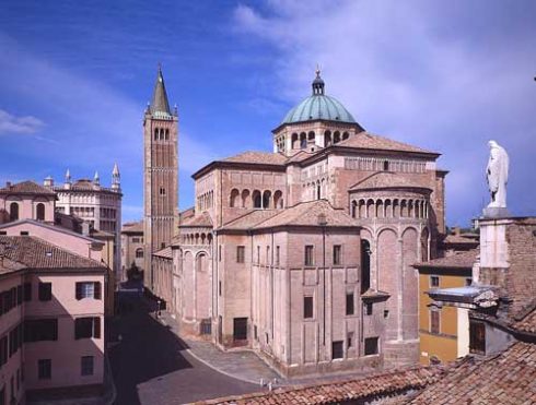 Duomos bakside med tverrskip og apsis. Legg merke til den gjennomførte bruken av ekte arkader, som du også gjenfinner på fasaden. Foto: Duomo Parma. Duomo, Parma, Emilia Romagna, Nord-Italia, Italia