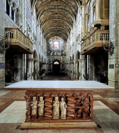 Duomos alter er i rosa Verona-marmor med relieffskulpturer - hugget sent på 1100-tallet. Foto: www.cattedrale.parma.it