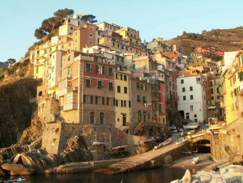 I Riomaggiore er det støpt en rampe for å kunne trekke fiskebåtene opp i byens hovedgate ved dårlig vær. Riomaggiore, Cinque Terre, Liguria, Nord-Italia, Italia