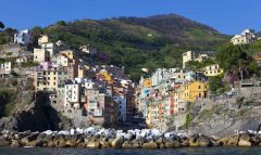 Den aller sydligste av de fem byene som går under fellesbetegnelsen Cinque Terre heter Riomaggiore Riomaggiore, Cinque Terre, Liguria, Nord-Italia, Italia