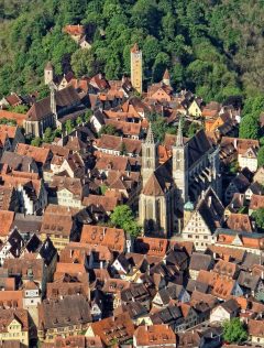 St Jacobskirche til høyre og den mindre, men eldre Fransiskanerkirche til venstre. Foto: © Rothenburg Tourismus Service / W. Pfitzinger Fransiskanerkirche, St Jacobskirche, Rothenburg ob der Tauber, Bayern, Sør-Tyskland, Tyskland
