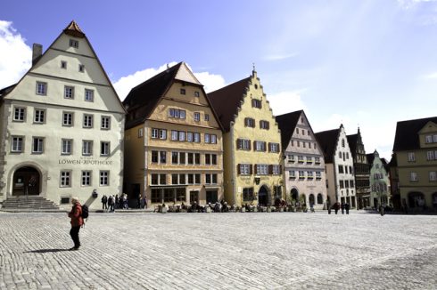 Husrekken vis-à-vis Rathaus på Marktplatz, med Lövenapotheke fra år 1374 helt til venstre. Foto: User: Tournachon / Wikipedia Marktplatz, Rothenburg ob der Tauber, Bayern, Sør-Tyskland, Tyskland