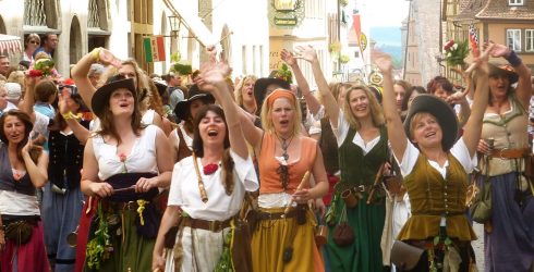 Den årlige Meistertrunk-festivalen tiltrekker seg store mengder besøkende hver eneste pinsehelg. Foto: © Annemieke Böttger Meistertrunk, Rothenburg ob der Tauber, Bayern, Sør-Tyskland, Tyskland