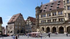 Rothenburg ob der Tauber og Marktplatz med renessansedelen av Altes Rathaus til høyre. Foto: © Annemieke Böttger Marktplatz, Rothenburg ob der Tauber, Bayern, Sør-Tyskland, Tyskland