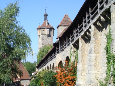 Den kraftige bymuren fra 1330-tallet med vakttårnet og byporten Klingentor. Foto: Weners / Wikipedia Klingentor, Rothenburg ob der Tauber, Bayern, Sør-Tyskland, Tyskland