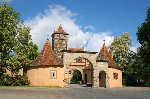 Burgtor fra utsiden når du kommer fra Burggarten - 1600-tallsbygninger foran, 1330-talls der du entrer byen. Burgtor, Rothenburg ob der Tauber, Bayern, Sør-Tyskland, Tyskland