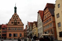 Rothenburg ob der Tauber - bygningen til venstre er skjenkestedet Ratstrinkstube øverst på Marktplatz, der de høye rådsherrer slukket tørsten fra år 1446 og fremover Ratstrinkstube, Rothenburg ob der Tauber, Bayern, Sør-Tyskland, Tyskland