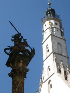 Rothenburg ob der Tauber - rådhustårnet og St Georg som dreper dragen, søyleskuptur på fontenen Georgsbrunnen ved Marktplatz. Foto: © Annemieke Böttger rådhustårnet og St Georg som dreper dragen, Rothenburg ob der Tauber, Bayern, Sør-Tyskland, Tyskland