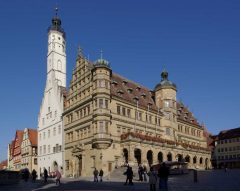 Rothenburg ob der Tauber - fra Marktplatz med renessansedelen av Altes Rathaus til høyre og den gotiske delen i hvitt, til venstre. Foto: Berthold Werner / Wikipedia Altes Rathaus, Rothenburg ob der Tauber, Bayern, Sør-Tyskland, Tyskland