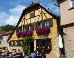 Innenfor bymurene til Rothenburg ob der Tauber finner du mengder av pittoreske gatemiljøer og mange trivelige serveringssteder. Foto: © Annemieke Böttger Rothenburg ob der Tauber, Bayern, Sør-Tyskland, Tyskland