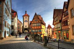 Rothenburg ob der Tauber - Plönlein med Siebertor til venstre og Kobolzeller Tor til høyre, som leder ned til elven Tauber og Dobbeltbrücke Plönlein med Siebertor, Rothenburg ob der Tauber, Bayern, Sør-Tyskland, Tyskland