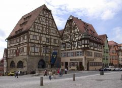 Rothenburg ob der Tauber - Fleisch- und Tanzhaus og Jagstheimerhaus nederst på Marktplatz. Foto: Janericloebe / Wikipedia Marktplatz, Rothenburg ob der Tauber, Bayern, Sør-Tyskland, Tyskland