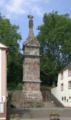 Igeler Säule slik den i dag står i landbyen Igel, utenfor Trier. Foto: Berthold Werner / Wikipedia Igeler Säule, Igel, Trier, Vest-Tyskland, Tyskland