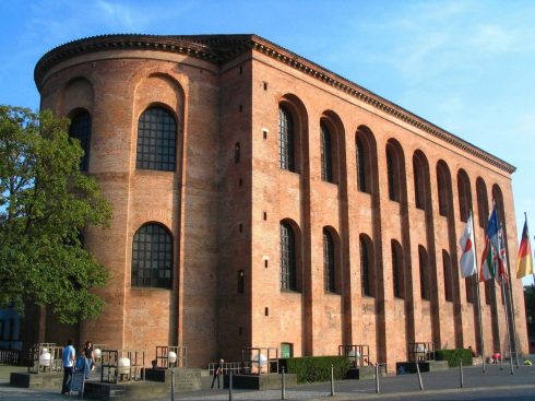 Konstantinbasilika eller Aula Palatina, opprinnelig oppført i år 310 som tronsal for keiser Konstantin den Store. Foto: © Tourist-Office Trier / Rudek Konstantinbasilika, Aula Palatina, Trier, Vest-Tyskland, Tyskland
